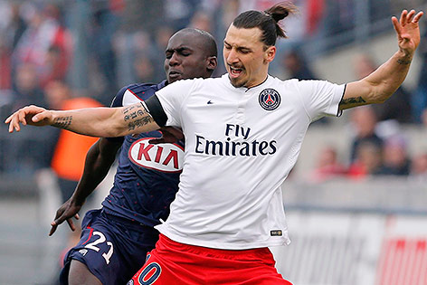 © Reuters/Regis Duvignau Zlatan Ibrahimovic (PSG) und Cedric Yambere (Bordeaux)