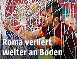 AS-Roma-Spieler Miralem Pjanic ver&auml;rgert im Tornetz