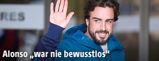 Fernando Alonso winkt