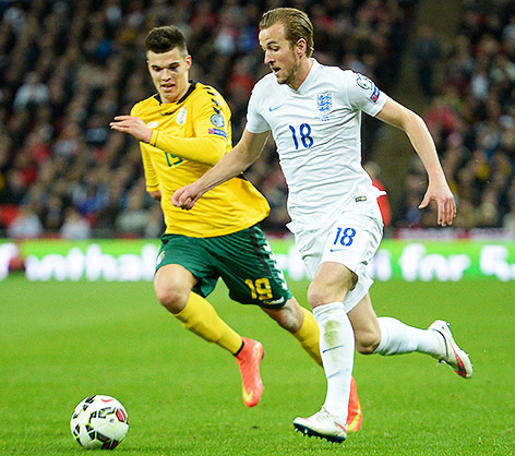 © APA/EPA/Facundo Arrizabalaga Harry Kane (England) gegen Simonas Stankevicius (Litauen)