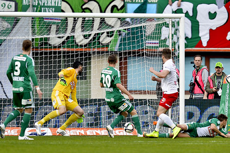 © APA/Herbert Neubauer Marcel Sabitzer (Salzburg) erzielt das 3:0 gegen Rapid