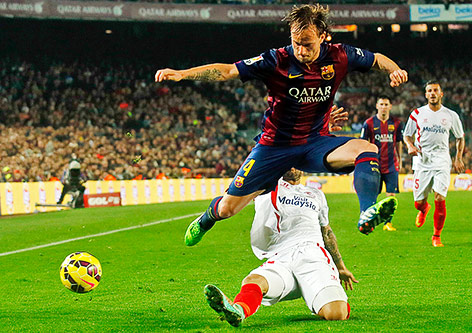 © Reuters/Albert Gea Barcelonas Rakitic und Sevillas Banega