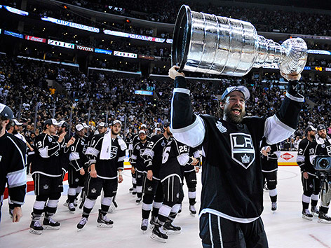© Reuters/USA TODAY Sports/Gary A. Vasquez Justin Williams (Los Angeles Kings) jubelt mit Stanley Cup