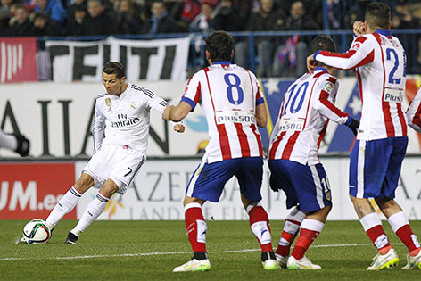 © APA/EPA/Alberto Martin Cristiano Ronaldo (Real) bei einem Freistoß