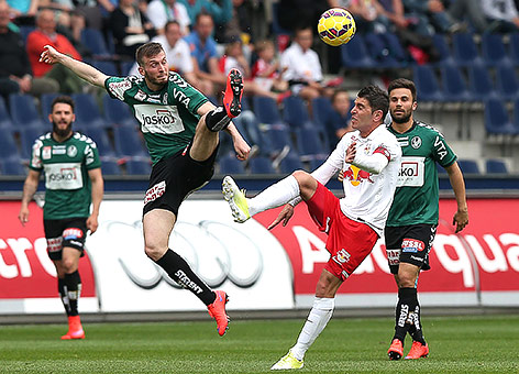 Zweikampf zwischen Soriano (Salzburg) und Philpovic (Ried)