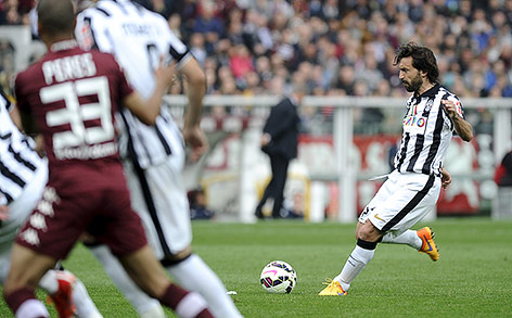 Juventus' Pirlo führt einen Freistoß aus