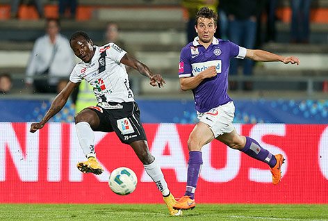 © GEPA/Christian Walgram Markus Suttner (Austria Wien) und Herve Oussale (WAC)
