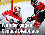 &Ouml;EHV-Goalie Bernhard Starkbaum und  Tyson Barrie (CAN)