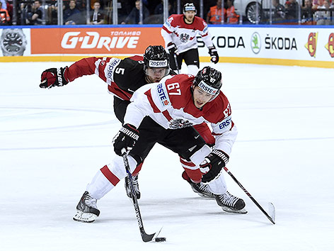 © APA/Helmut Fohringer Michael Raffl (AUT) gegen Tyson Barrie (CAN)