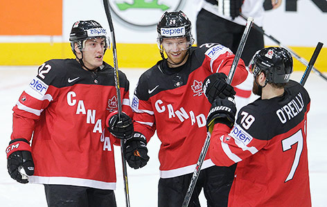 © APA/AP/Petr David Josek Jubel von Tyson Barrie,Claude Giroux, center und Ryan O’Reilly (alle CAN)