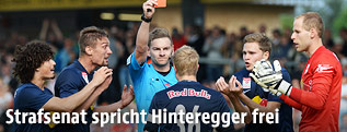 Schiedsrichter Manuel Schuettengruber zeigt Martin Hinteregger (Salzburg) die Rote Karte