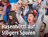 Trainer Ralph Hasenh&uuml;ttl (Ingolstadt) jubelt