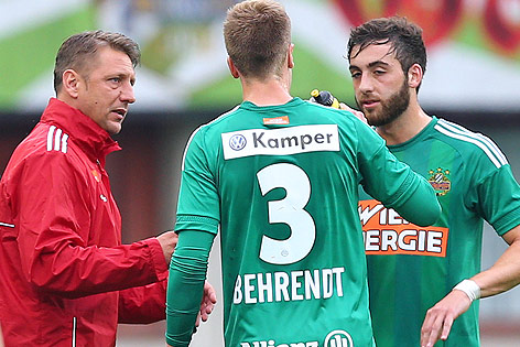 © GEPA/Christian Ort Rapid-Trainer Zoran Barisic im Gespräch mit Spielern