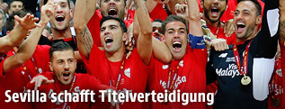 Sevilla-Spieler mit Pokal