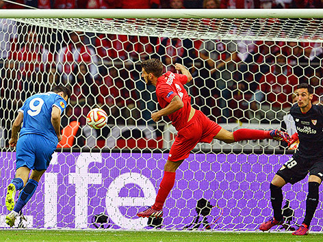 © APA/EPA/Bartlomiej Zborowski Nikola Kalinic (Dnjepr) schießt ein Tor