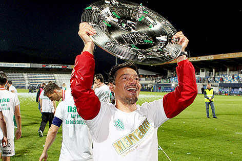 Ivica Vastic (Trainer Mattersburg) mit dem Meisterteller