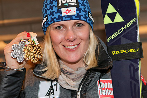 Nicole Hosp mit einer goldenen und einer silbernen WM-Medaille