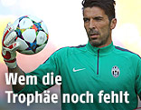 Juventus-Tormann Gianluigi Buffon mit Champions-League-Ball