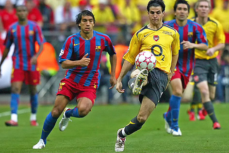 © picturedesk.com/EPA/Oliver Weiken Giovanni van Bronckhorst (Barcelona) und Cesc Fabregas (Arsenal) im CL-Finale 2006