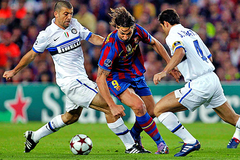 © picturedesk.com/EPA/Alberto Estevez Zlatan Ibrahimovic (Barcelona) gegen die Inter-Spieler Walter Samuel und Javier Zanetti im CL-Halbfinale 2010