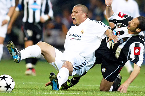 © GEPA/Bongarts/Martin Rose Ronaldo (Real Madrid) und Mark Iuliano (Juventus) im CL-Halbfinale 2003