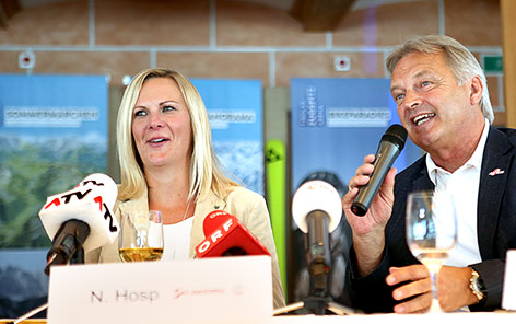 Nicole Hosp und Sportdirektor Hans Pum