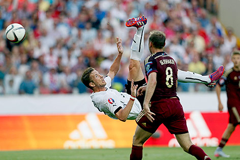 © APA/EPA/Yuri Kochetkov Österreichs Marc Janko schießt ein Tor gegen Russland