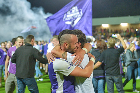© GEPA/Hans Osterauer Lukas Katnik (Austria Salzburg) jubelt vor feiernden Fans