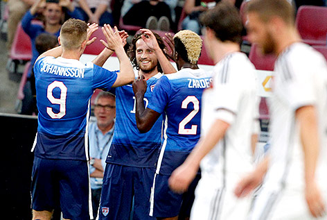 © APA/EPA/Roland Weihrauch Mix Diskerud jubelt mit seinen Mitspielern
