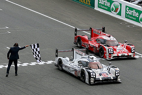 © AP/David Vincent Porsche 919 Hybrid Nr. 19 und Porsche 919 Hybrid Nr. 17 fahren in Le Mans über die Ziellinie