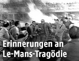 Zuschauer flüchten vor einem Feuer nach einem Rennunfall in Le Mans 1955