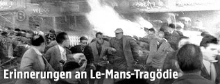 Zuschauer flüchten vor einem Feuer nach einem Rennunfall in Le Mans 1955