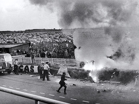 © AP Brennendes Auto in Le Mans