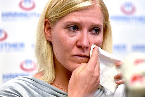 © GEPA/Florian Ertl Andrea Fischbacher weint bei ihrer Abschieds-Pressekonferenz