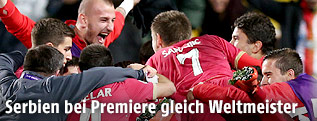 Serbische Spieler jubeln