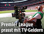 Kameramann am Rand eines Fußballfeldes