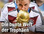 Fußballer Mario Götze (GER) küsst den WM-Pokal