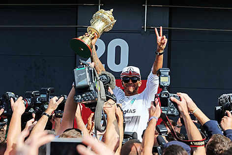 © GEPA/XPB Images/Moy Lewis Hamilton (GBR/Mercedes) mit der Trophäe von Silverstone