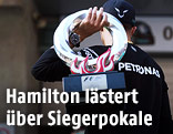 Rückenansicht von Lewis Hamilton (GBR/Mercedes) mit der Trophäe von Schanghai