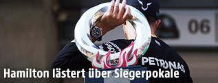 Rückenansicht von Lewis Hamilton (GBR/Mercedes) mit der Trophäe von Schanghai