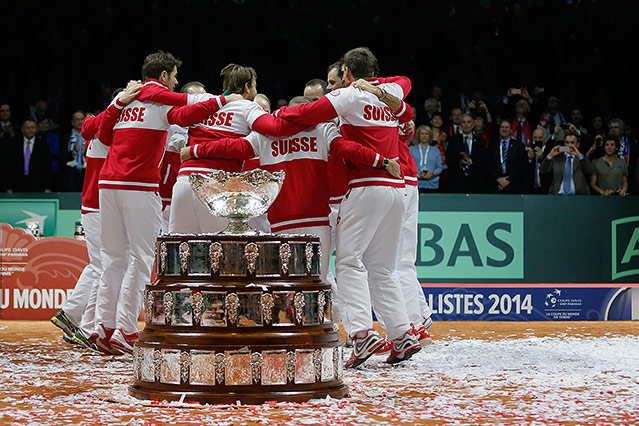 © Reuters/Suzanne Plunkett Jubel des Schweizer Davis-Cup-Teams vor dem Davis-Cup-Pokal