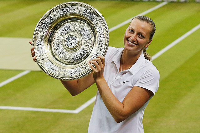 © Reuters/Suzanne Plunkett Tennisspielerin Petra Kvitova (CZE) mit der Wimbledon-Trophäe