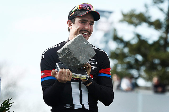 © APA/EPA/Etienne Laurent Radfahrer John Degenkolb (GER/Giant-Alpecin) mit der Trophäe von Paris Roubaix