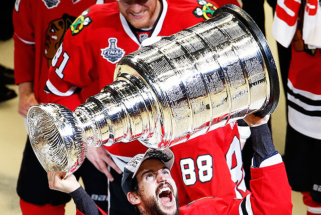 © APA/AP/Charles Rex Arbogast Antoine Vermette (Chicago Blackhawks) stemmt den Stanley-Cup-Pokal