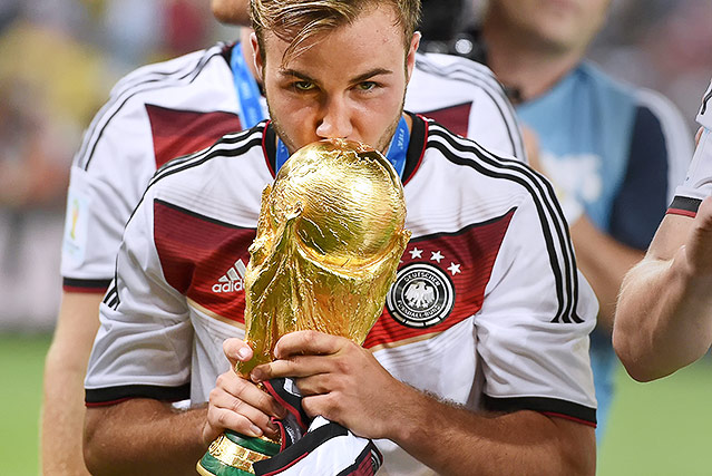 © APA/EPA/Marcus Brandt Fußballer Mario Götze (GER) küsst den WM-Pokal