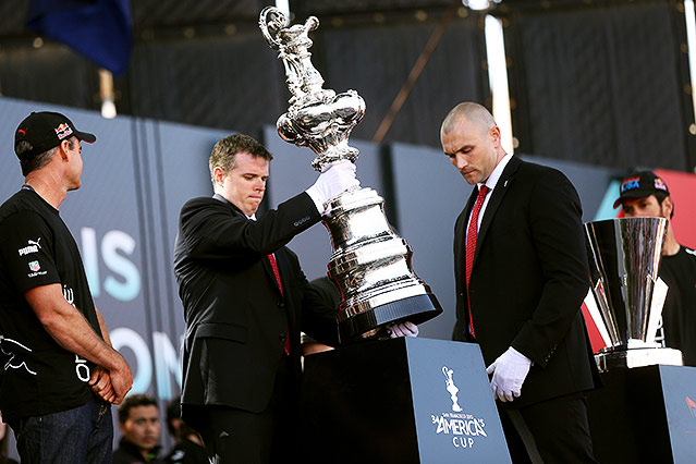 © Reuters/Robert Galbraith Crew-Mitglieder vom Segel-Team Oracle mit der America's-Cup-Trophäe