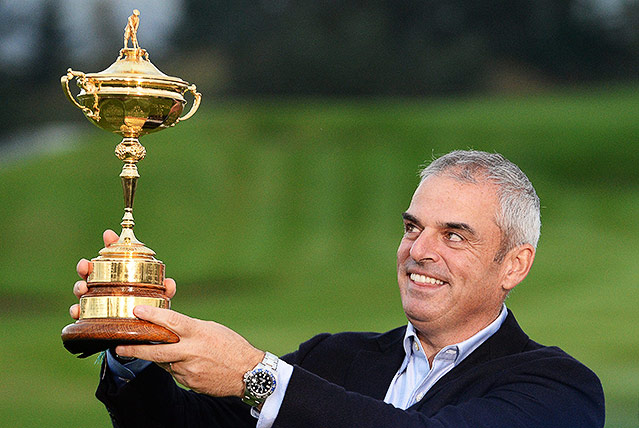 © APA/EPA/Facundo Arrizabalaga Paul McGinley mit der Ryder-Cup-Trophäe