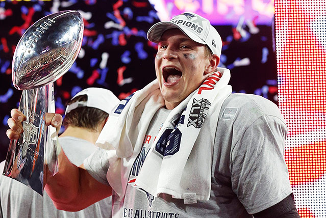 © APA/EPA/Tannen Maury Rob Gronkowski (New England Patriots) mit der Lombardi-Trophäe