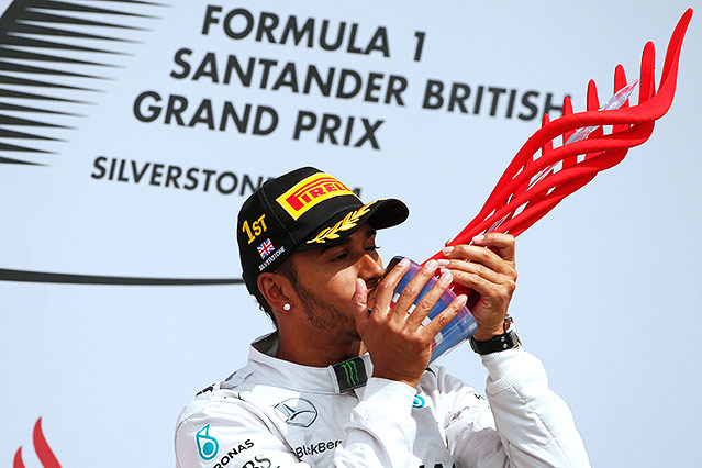 © Reuters/Phil Noble Lewis Hamilton (GBR/Mercedes) küsst seinen Silverstone-Pokal
