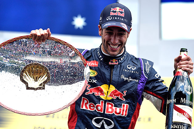 © Reuters/Laurent Dubrule Daniel Ricciardo (AUS/Red Bull) mit seiner Spa-Trophäe